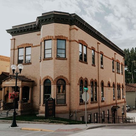 Town Hall Inn Lead Екстер'єр фото