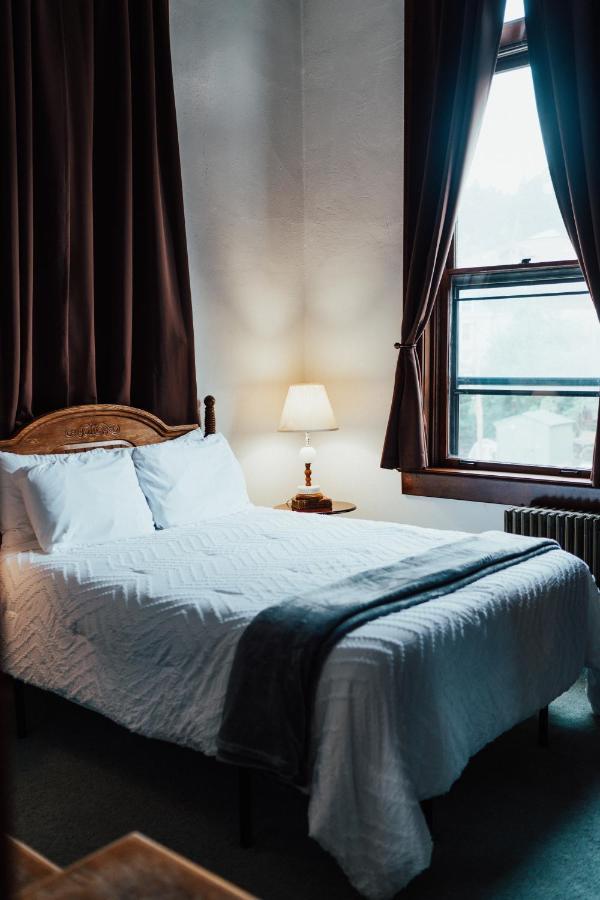 Town Hall Inn Lead Екстер'єр фото