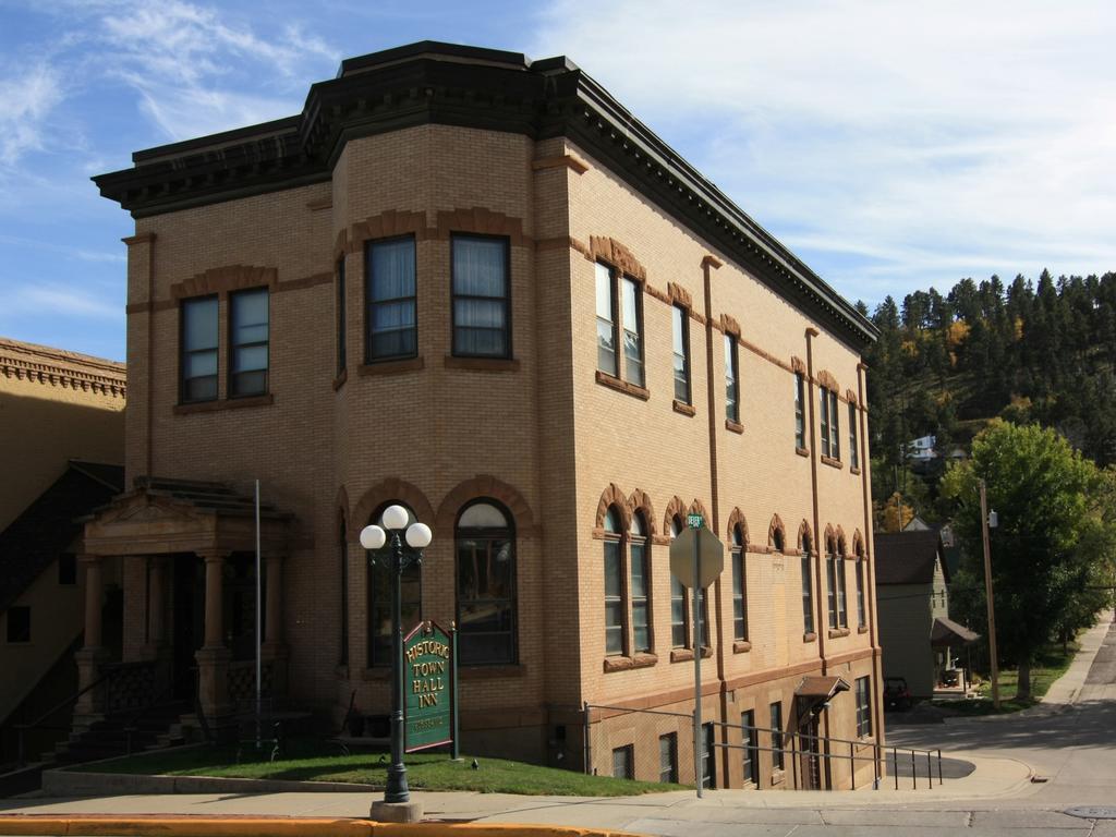 Town Hall Inn Lead Екстер'єр фото