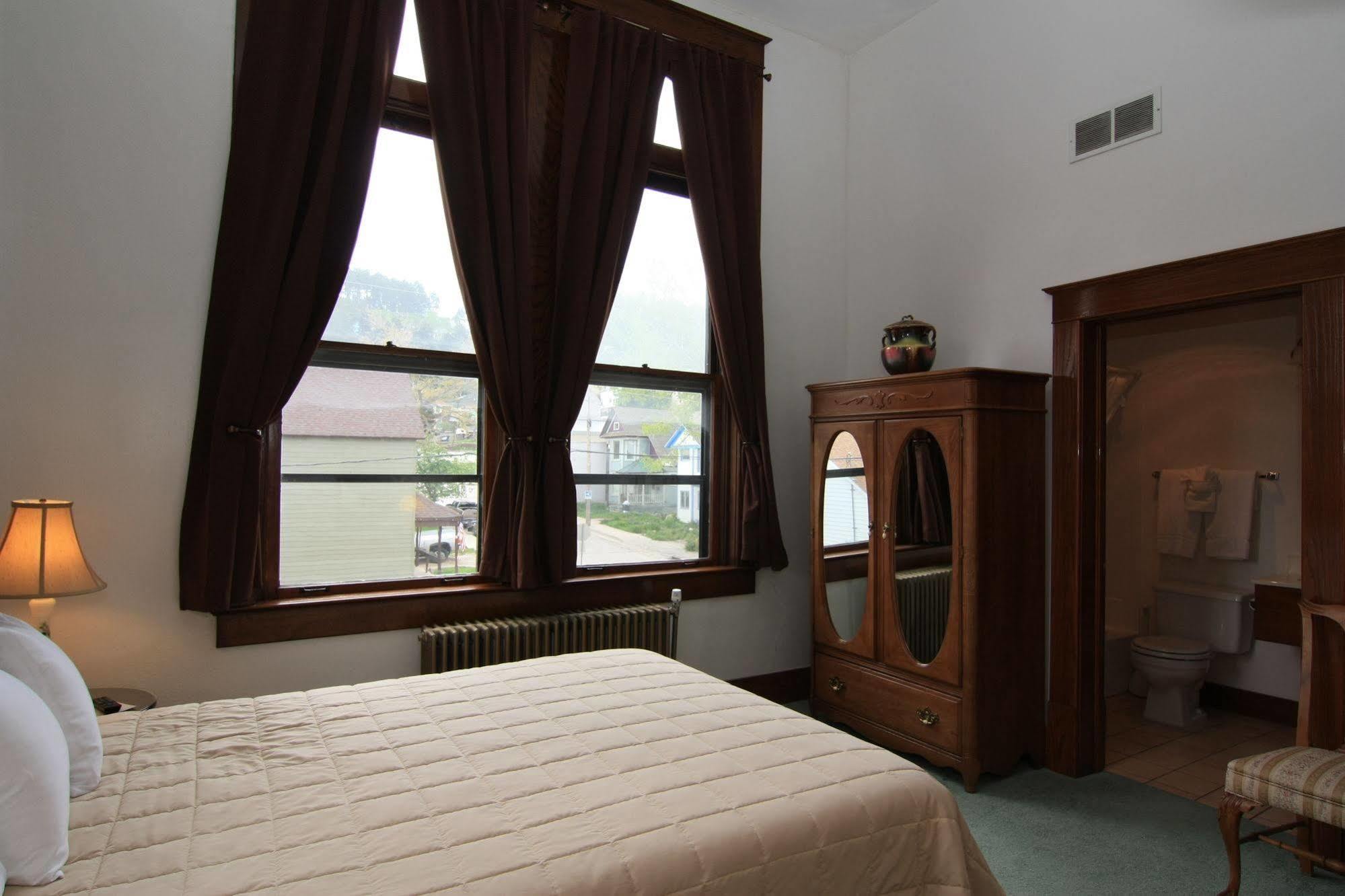 Town Hall Inn Lead Екстер'єр фото
